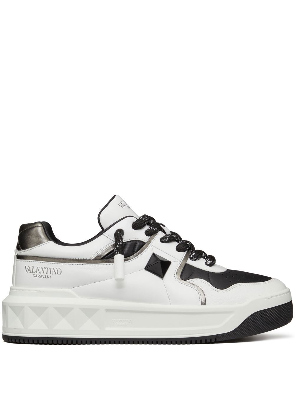Valentino Garavani
One 스터드 XL 스니커즈